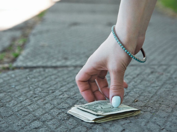 Mơ thấy nhặt được tiền có phải tài lộc sắp đến?